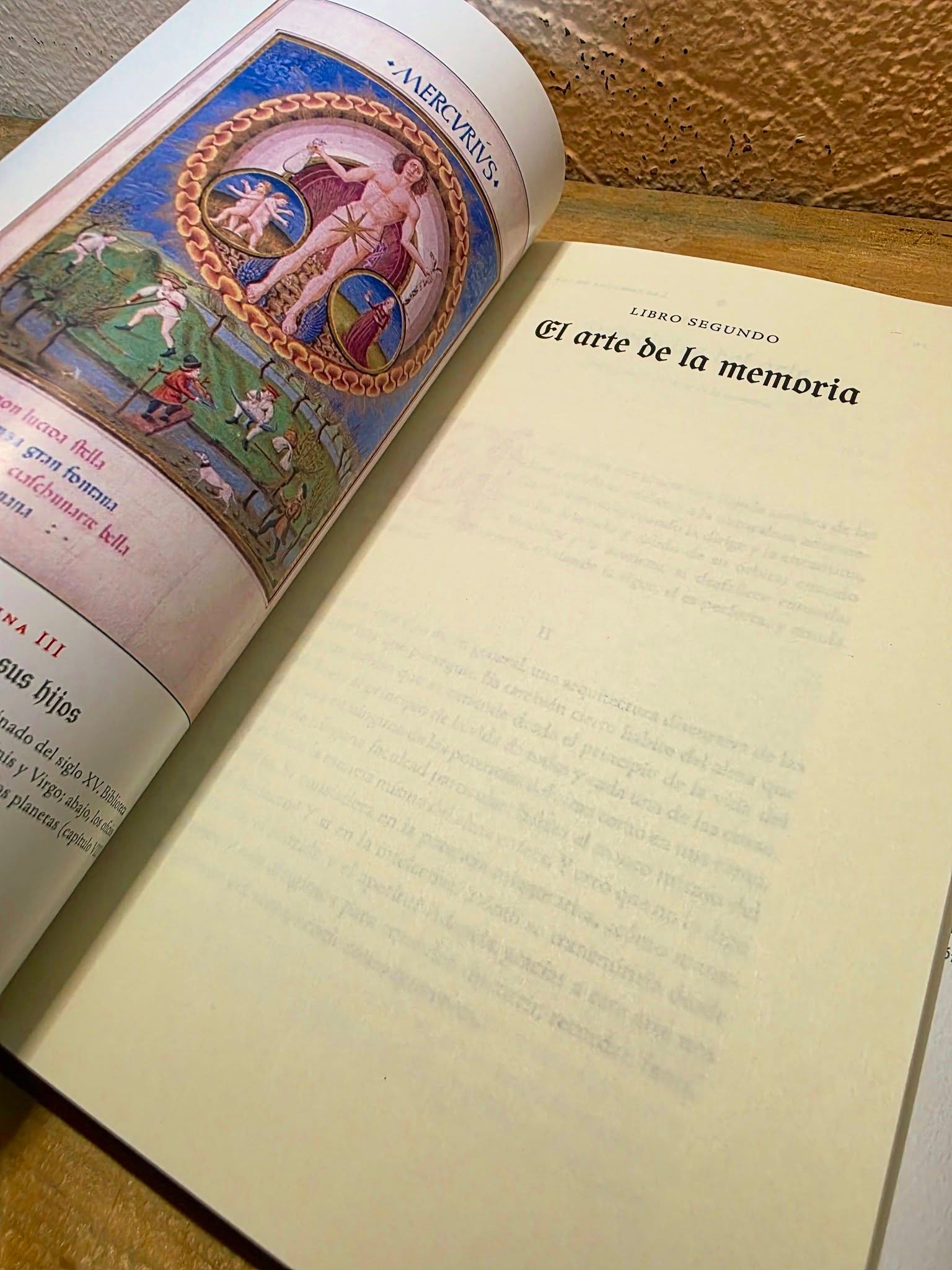 Lámina a color de Mercurio y sus hijos y portadilla del Libro segundo, El arte de la memoria