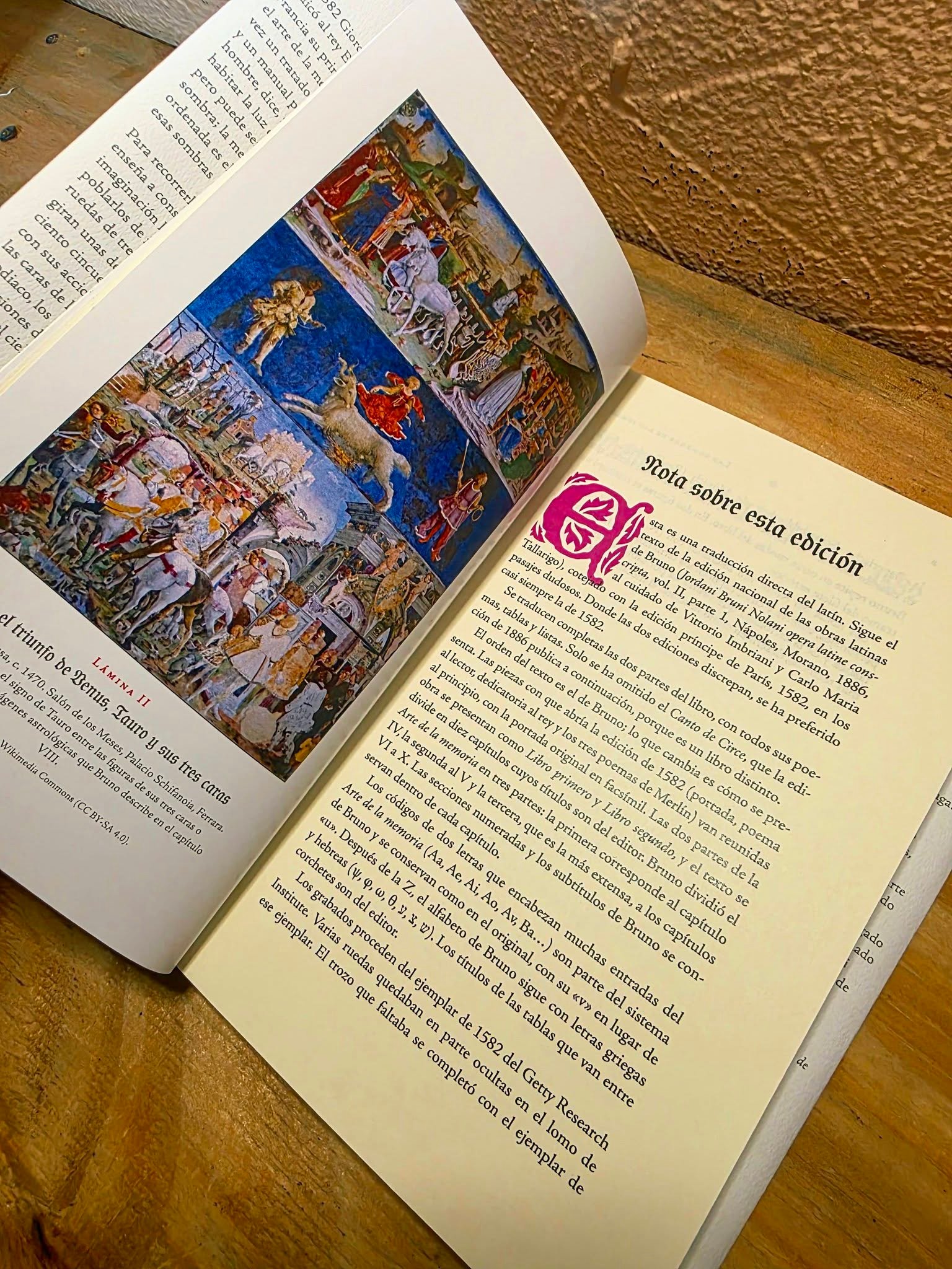 Lámina a color del Palacio Schifanoia con Tauro y sus tres caras y la Nota sobre esta edición con capitular iluminada