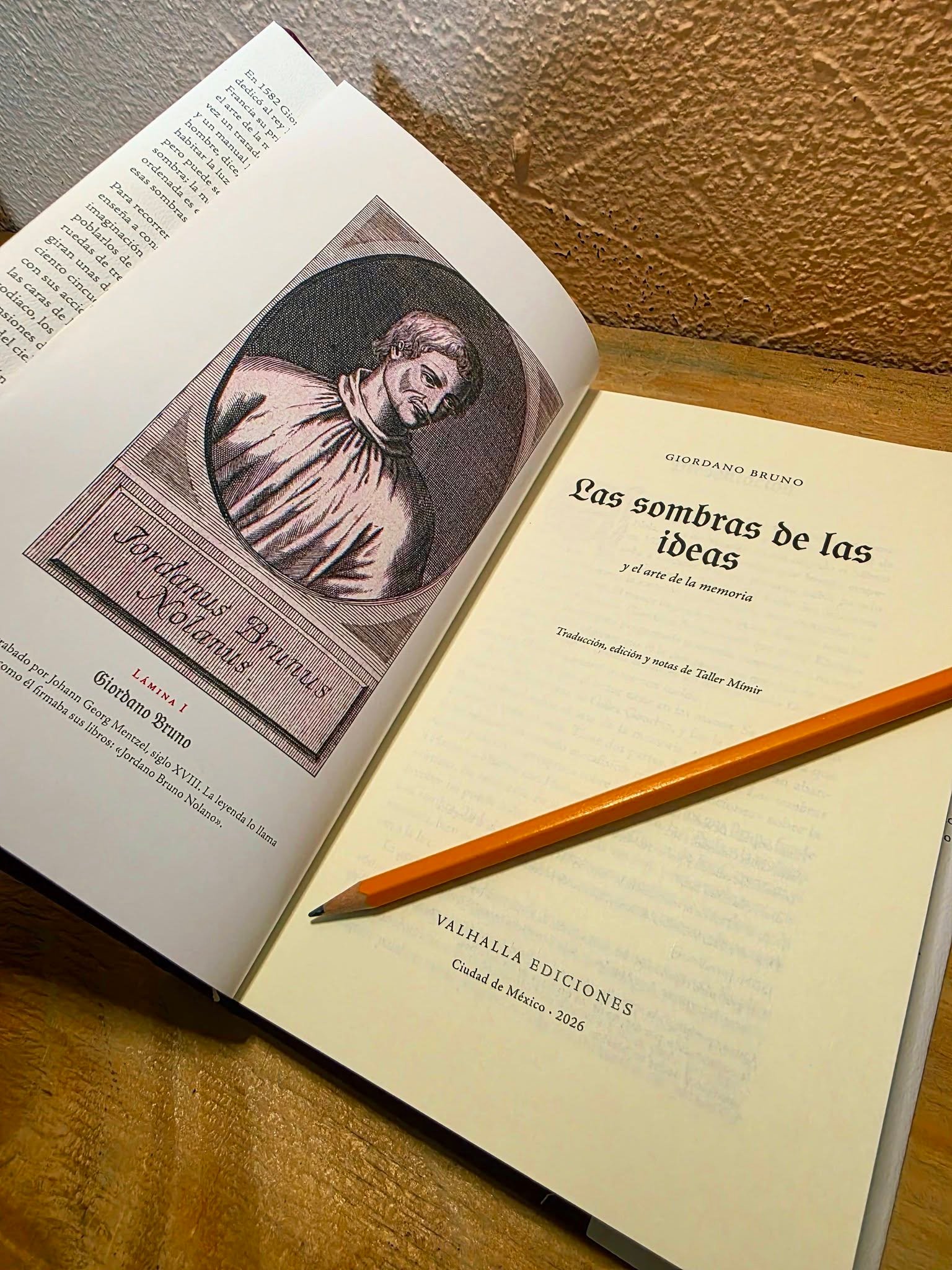 Retrato grabado de Giordano Bruno y portada interior de Las sombras de las ideas, traducción de Taller Mímir, Valhalla Ediciones 2026